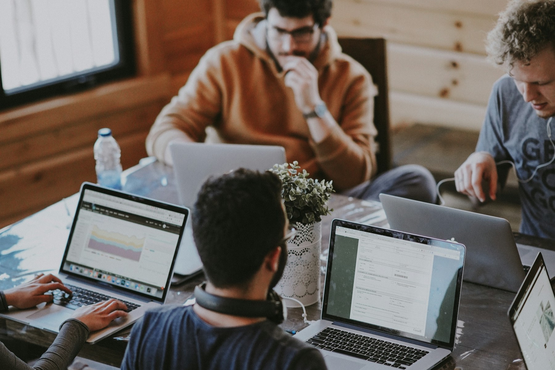 Profissionais a colaborar num ambiente de trabalho